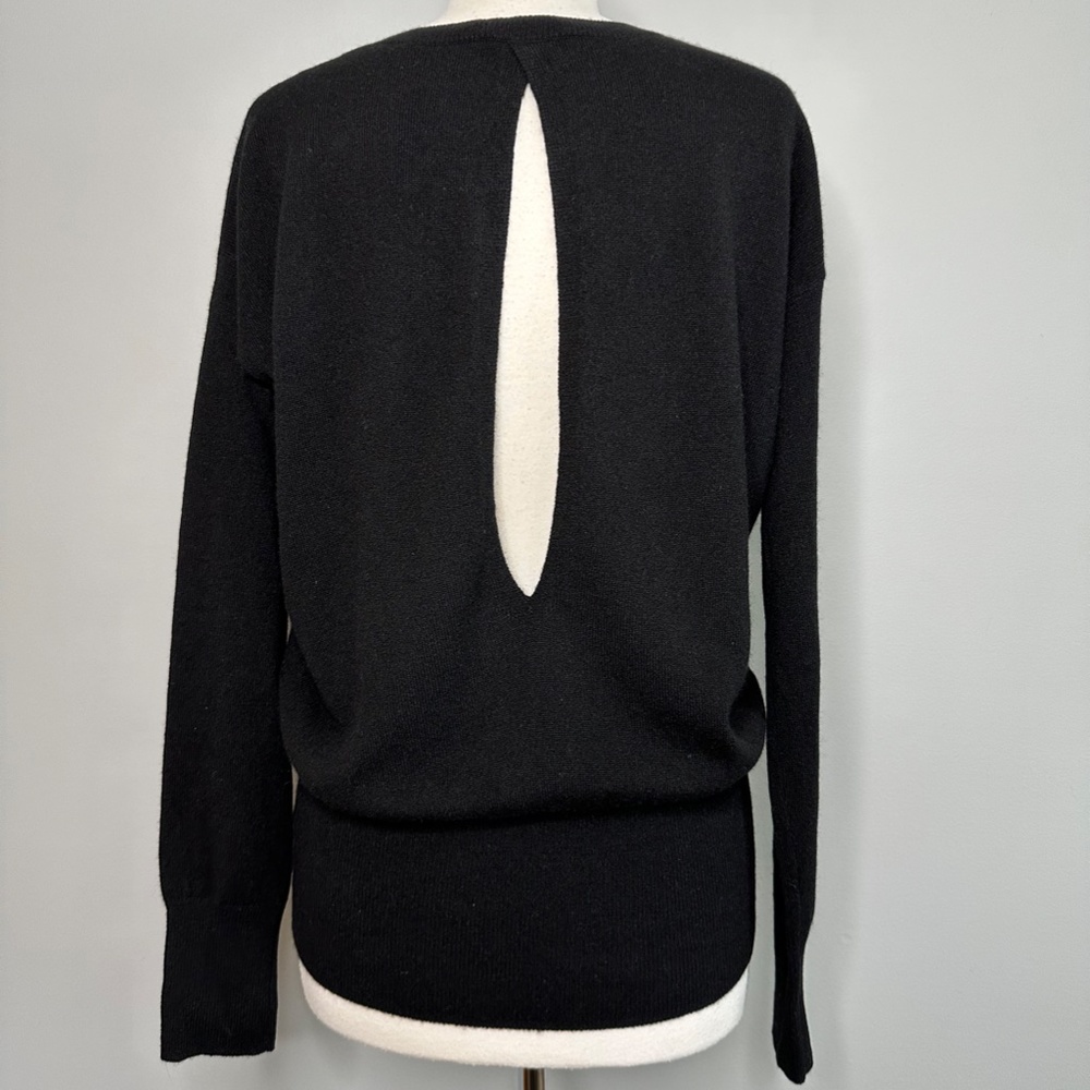 NWT vince. Black 100% Cashmere Sweater With Keyhole Opening in the Back Sz M